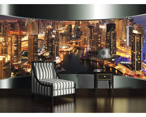 Wandbild mit Stadtansicht bei Nacht, inklusive Sessel und Beistelltisch