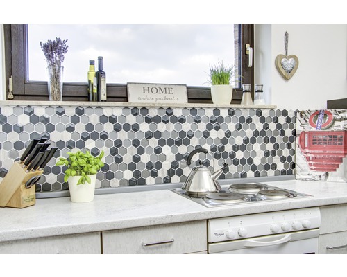 Küchenszene mit Mosaikfliesen in Hexagonform, Herd und Küchenutensilien.