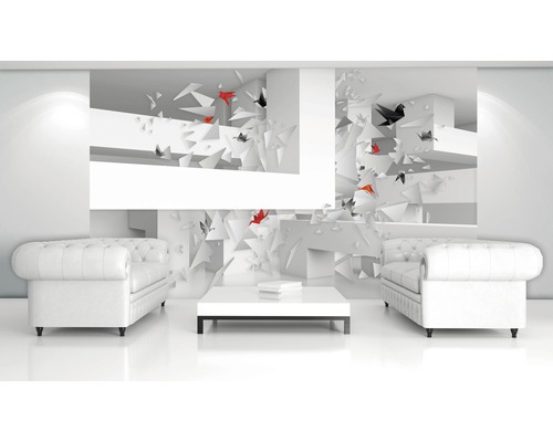 Pièce lumineuse avec deux canapés blancs, une table et un papier peint photo avec des formes géométriques et des oiseaux en origami.