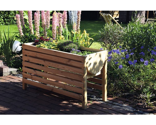 Holzpflanzkasten mit Blumen im Garten