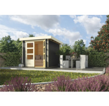 Abri de jardin avec porte ouverte et coin salon dans le jardin