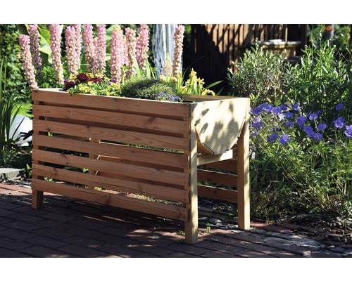 Hochbeet aus Holz mit Bepflanzung im Garten