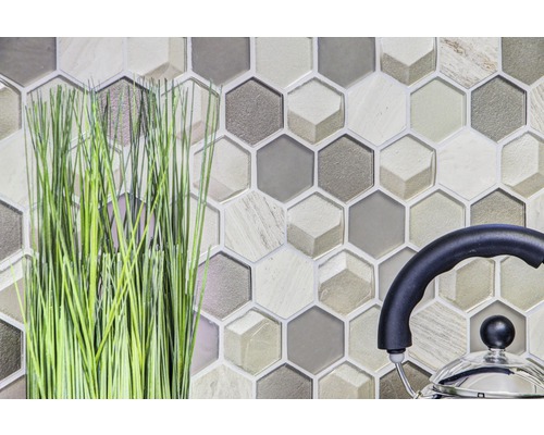 Mur de carreaux hexagonaux avec décoration