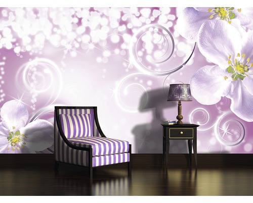 Pièce décorative avec fauteuil, table et papier peint à motifs floraux