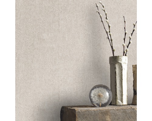 Scène avec papier peint à motifs, vase et objets de décoration sur une étagère en bois