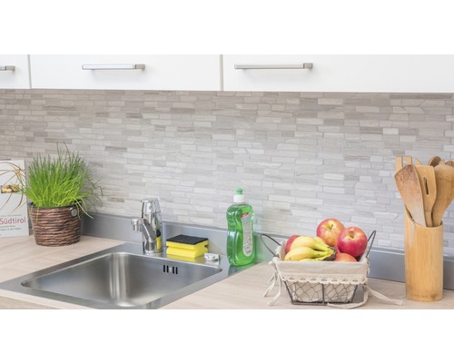 Évier de cuisine avec robinet, décoration et mur carrelé