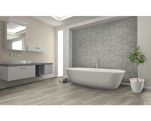 Salle de bain avec baignoire, lavabo, miroir et carreaux gris