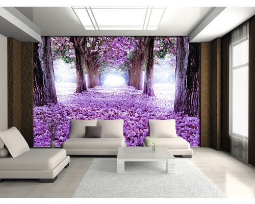 Wohnzimmer mit Fototapete, die einen Weg mit blühenden Bäumen zeigt