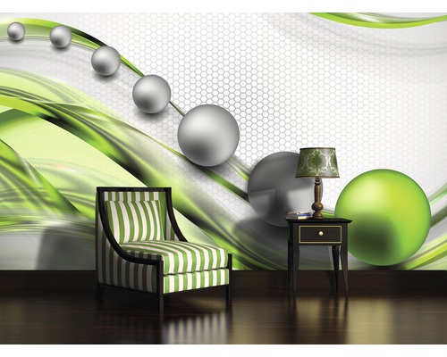 Wohnzimmer mit Sessel, Nachttisch und abstrakter Wandtapete