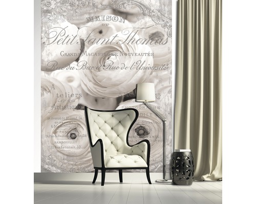 Salon décoratif avec papier peint photo, fauteuil, lampadaire et table d''appoint