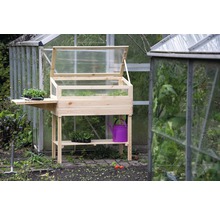 Jardinière sur pieds en bois avec étagère et serre devant une serre