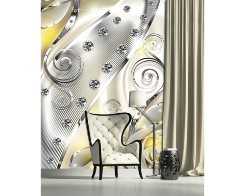 Scène avec fauteuil, lampe, table d''appoint et un papier peint mural avec motif floral et diamants