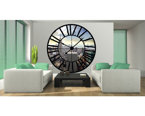 Salon avec horloge murale style new-yorkais, canapés et table