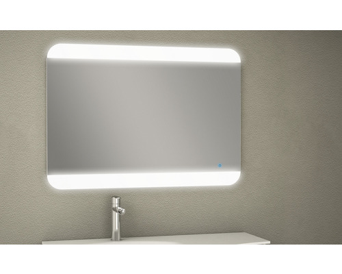 Miroir rectangulaire avec éclairage LED dans la salle de bain