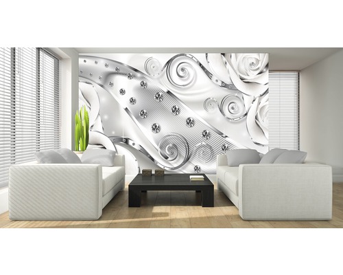 Heller Wohnraum mit weißen Sofas und einer Fototapete mit Diamanten und Rosenmuster