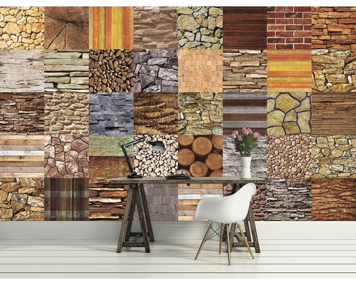 Décoration murale avec un papier peint patchwork combinant différentes textures de pierre et de bois, complétée par un bureau avec lampe et une chaise.