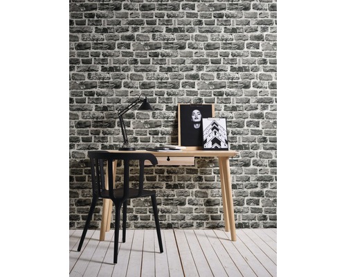 Bureau avec bureau, chaise, lampe et papier peint à motifs