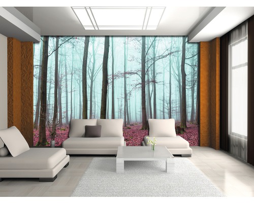 Wohnzimmer mit Fototapete, die einen Wald darstellt und eine ruhige Atmosphäre erzeugt