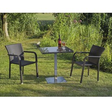 Gartenszene mit einem Gartentisch mit zwei dazugehörigen Stühlen auf einer Rasenfläche