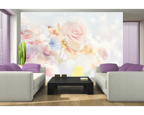 Salon avec papier peint photo à motif de roses, canapés et table basse