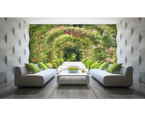 Salon avec papier peint photo de jardin, canapés et table