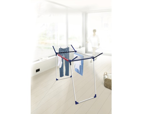 Séchoir à linge avec linge à sécher à l''intérieur