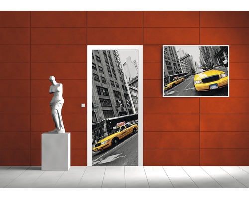 Intérieur décoratif avec affiche de porte et peinture murale avec motif de taxi, ainsi qu''une sculpture.