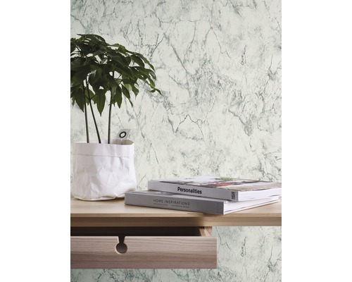 Szene mit Marmortapete, Tisch, Pflanze und Büchern