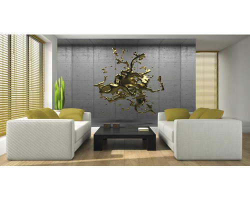 Salon lumineux avec deux canapés, table basse et mur en béton avec œuvre d''art abstraite