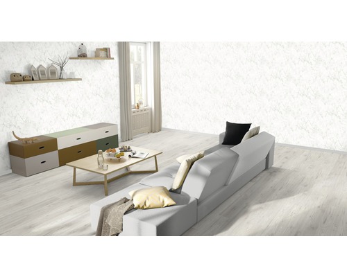 Heller Wohnraum mit Sofa, Tisch und Kommode unter Regalen