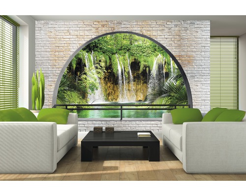 Wohnzimmer mit Fototapete, die einen Wasserfall hinter einer Steinmauer zeigt