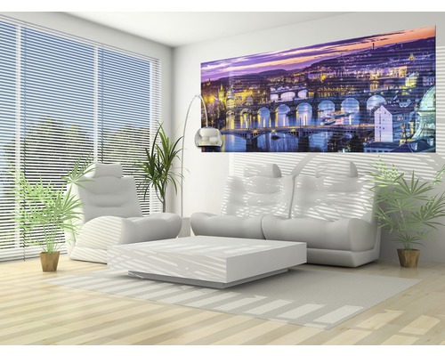 Salon moderne avec canapé, fauteuil, table et décoration de fenêtre avec un motif de Prague.