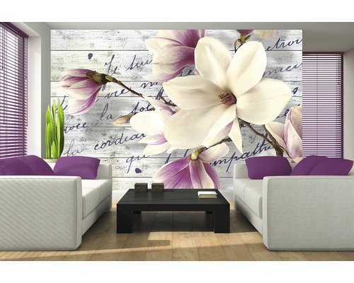 Salon avec papier peint photo de magnolias et mobilier moderne.