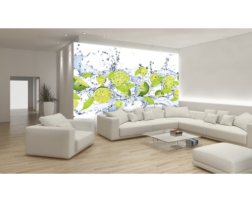 Salon lumineux avec papier peint photo de citrons verts et d''eau