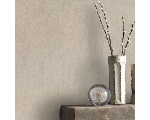 Gros plan d''un papier peint textile à côté d''une étagère avec des décorations