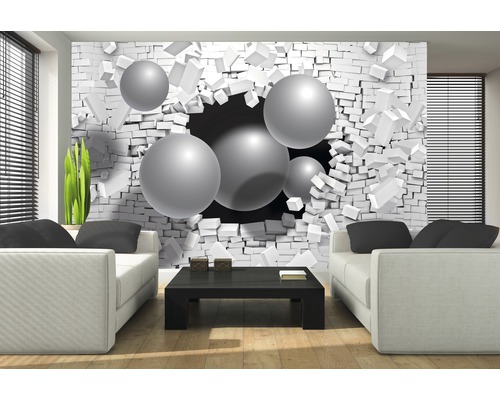 Wohnzimmer mit einer Fototapete, die eine Mauer mit Kugeln darstellt