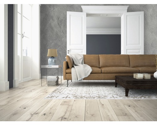 Salon avec canapé en cuir, table en bois, tapis et lampe