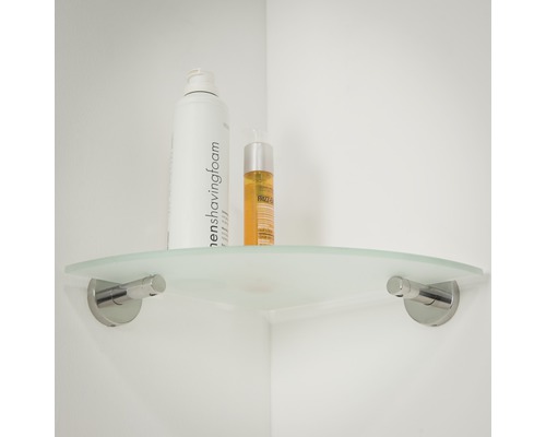 Eckregal aus Glas mit Halterung an einer Badezimmerwand