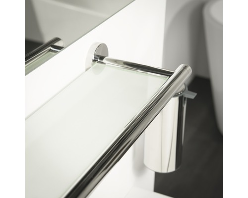 Glasablage mit Halterung im Badezimmer