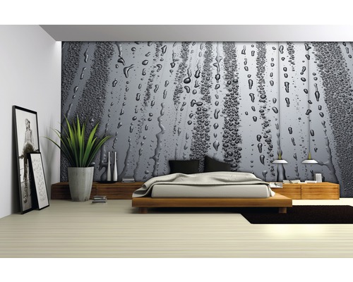 Chambre à coucher avec lit et papier peint photo avec motif de gouttes de pluie