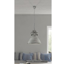 Lampe suspendue grise avec suspension à chaîne au-dessus d''une banquette avec coussins