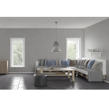 Salon avec canapé en palettes, table en bois et lampe industrielle