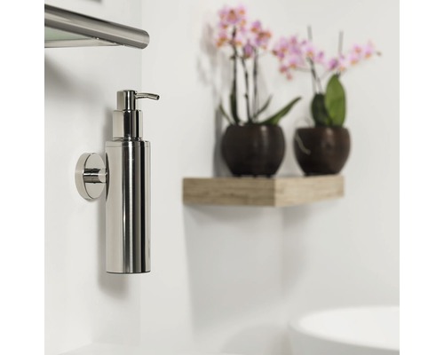 Distributeur de savon en métal mural dans une salle de bain