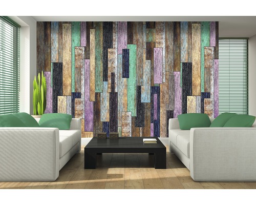 Salon avec des canapés blancs, une table noire et un revêtement mural aspect bois.