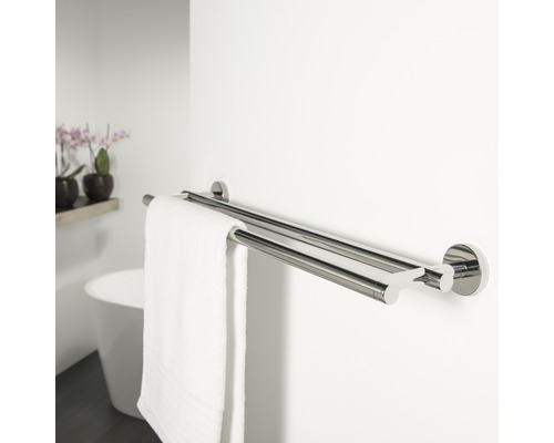 Porte-serviettes double en métal sur un mur de salle de bain avec une serviette blanche