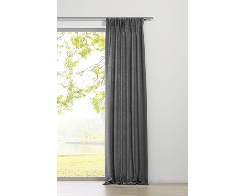 Rideau gris devant la fenêtre