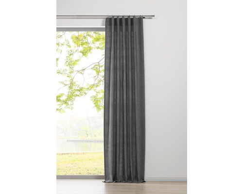 Rideau gris à la fenêtre