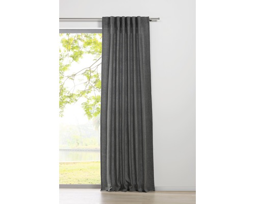 Rideau occultant gris devant une fenêtre