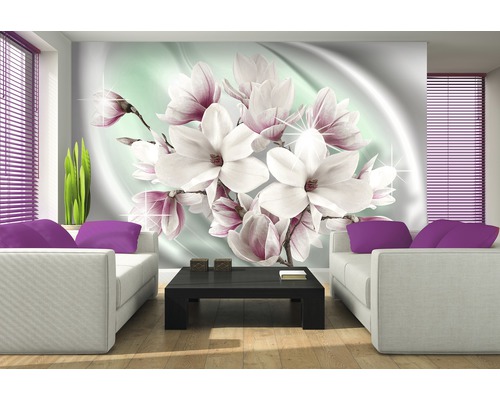 Salon avec papier peint photo de magnolias, canapés et table basse