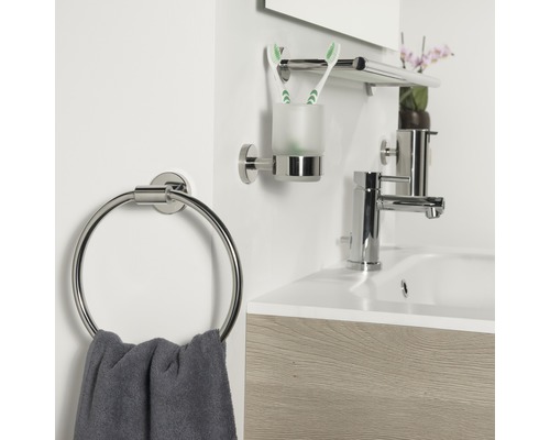 Salle de bains avec anneau porte-serviette, gobelet pour brosses à dents, porte-serviettes et robinet de lavabo